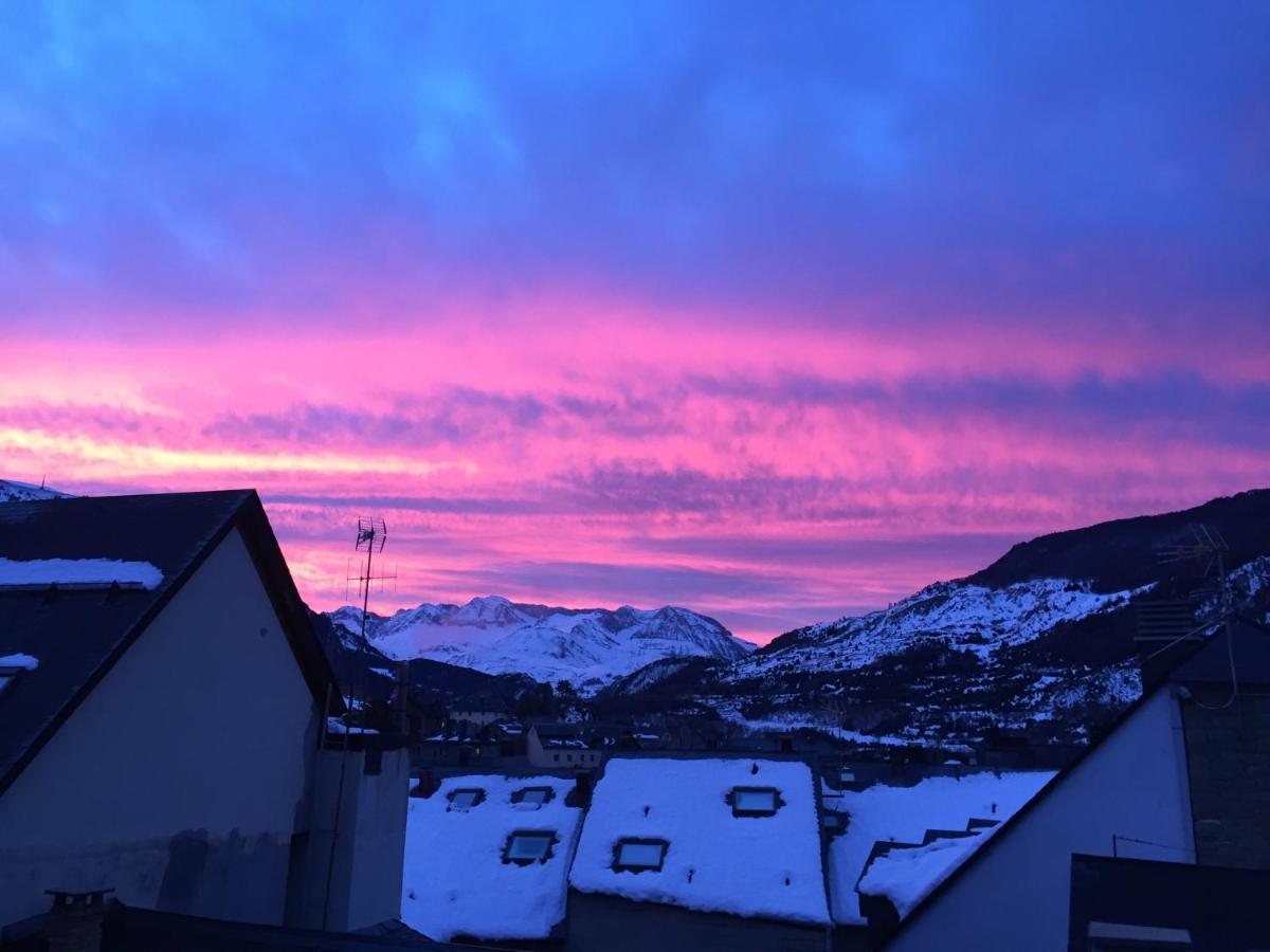 Esplendido Atico En Sallent Con Vistas Sallent De Gallego Luaran gambar